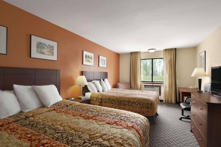 1 Queen Bed (8 of 14)