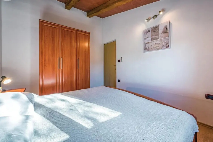 Room 6 of 20
