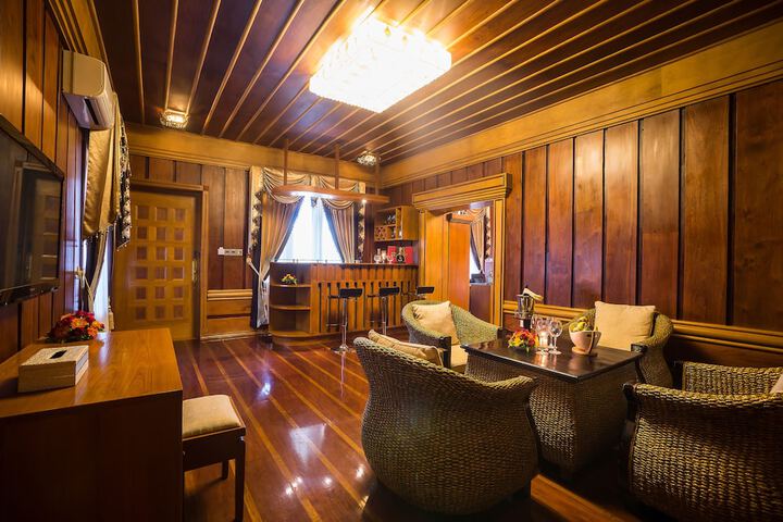 Lounge 173 of 181
