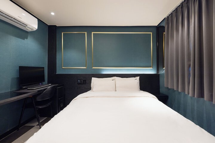 Room 52 of 80