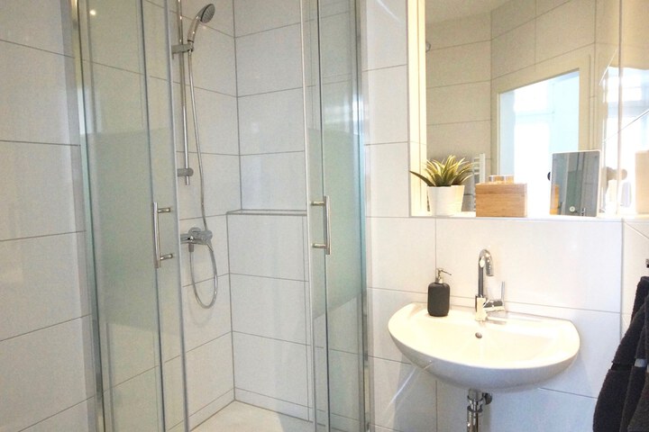 Room 4 of 63