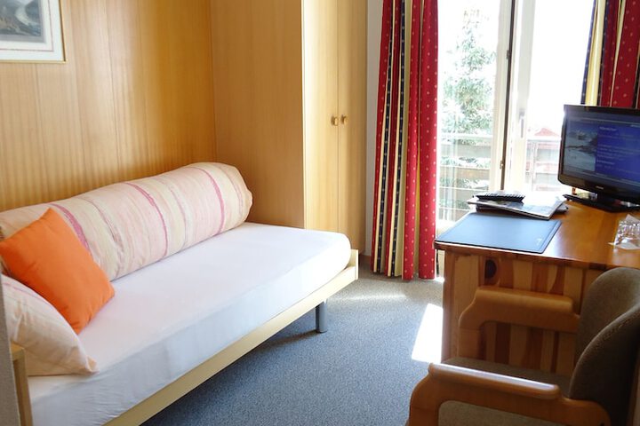 Room 13 of 76