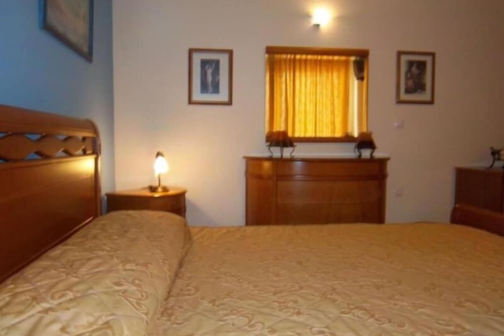 Room 9 of 42