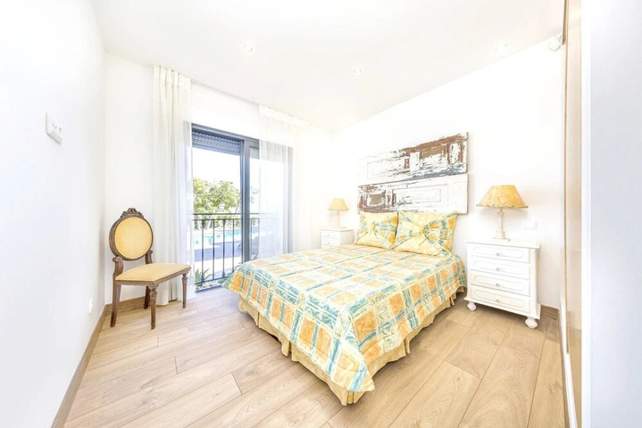 Property With 10 Bedrooms in Quelfes With Wonderful sea View, Private