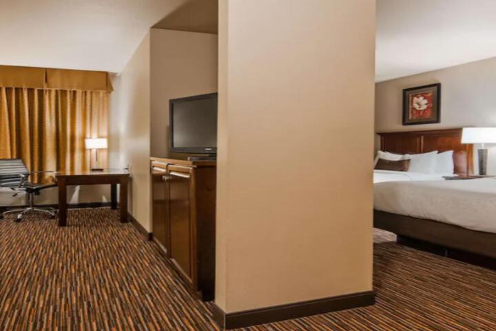 2 Queen Beds (7 of 9)