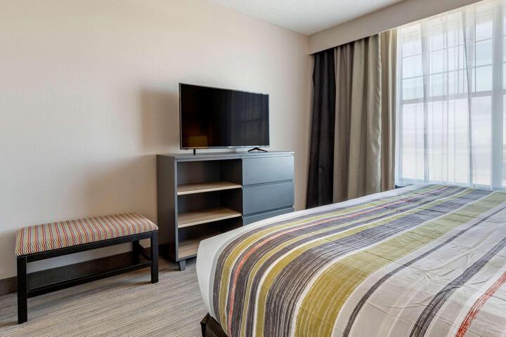 1 King Bed (10 of 11)