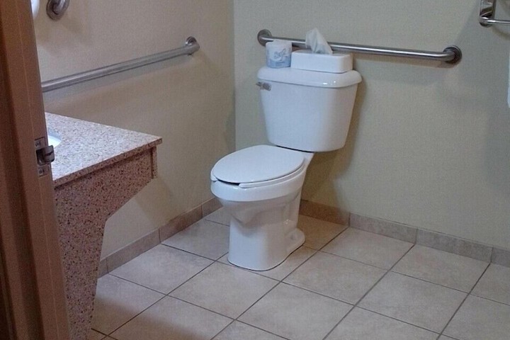 Accessible 1 King Accessible Roll in Shower Microwave and Refrigerator WiFi Continental Breakfast (4 of 6)