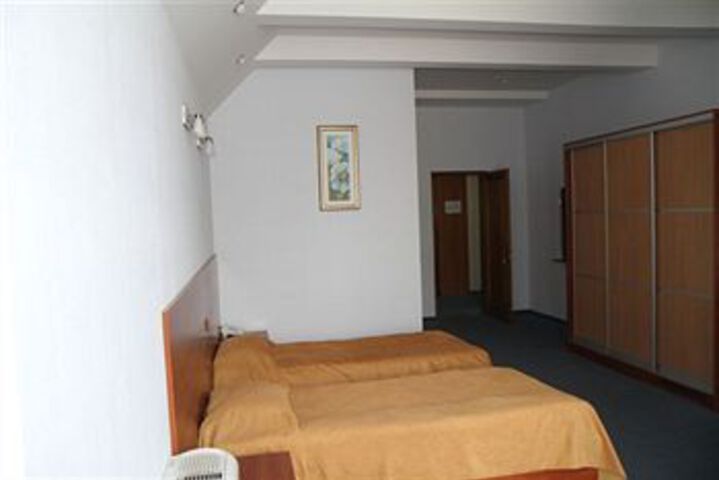 Room 12 of 25