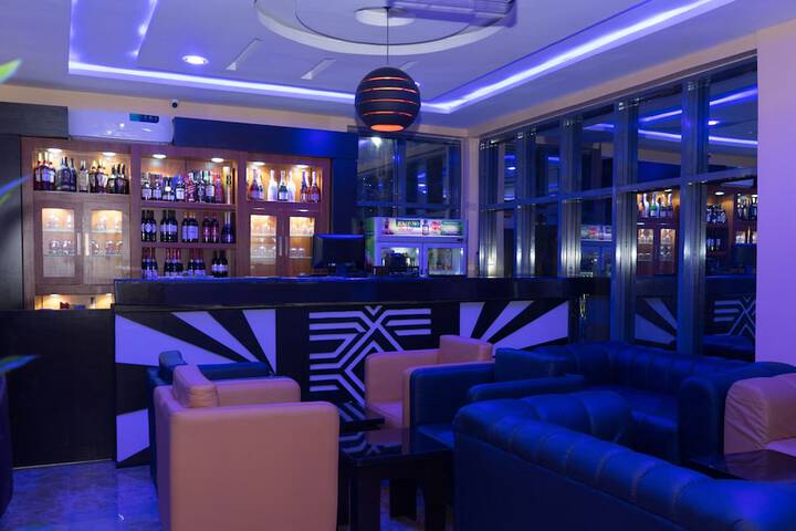 Lounge 23 of 26