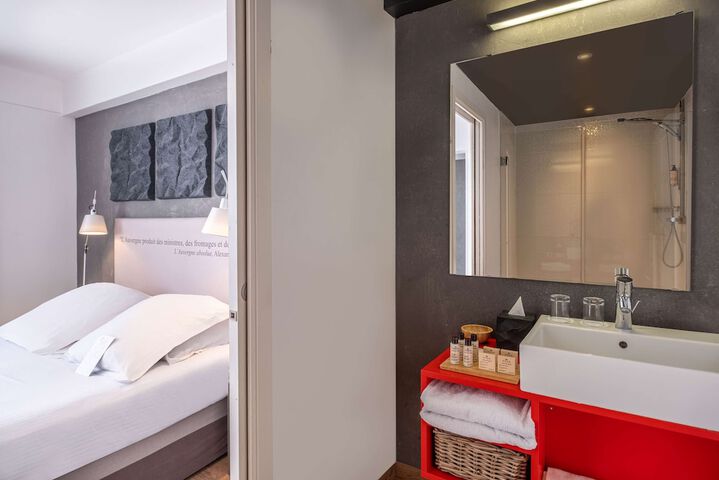 Room 28 of 48