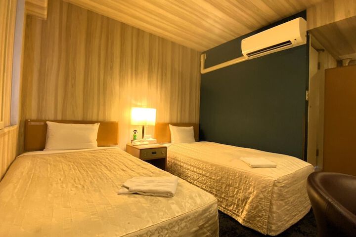 Room 8 of 33