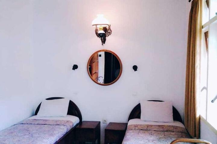 Room 5 of 12