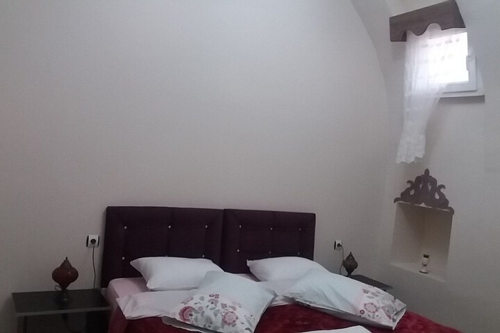 Room 7 of 185