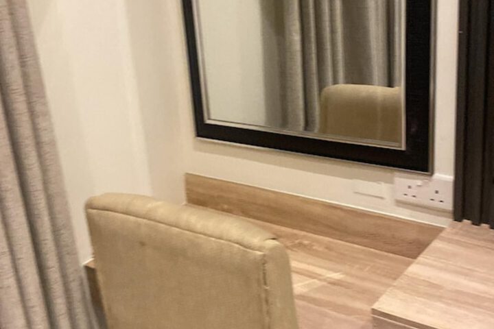 Room 6 of 12