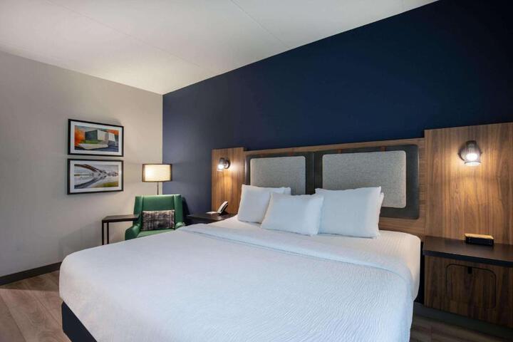 1 King Bed (16 of 16)