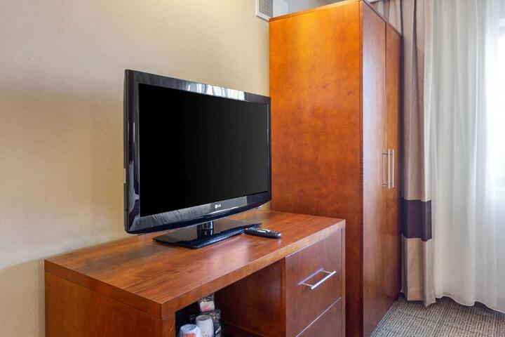 1 King Bed Suite (13 of 14)