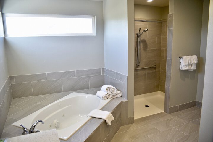 King Deluxe Accessible Roll Shower (8 of 12)