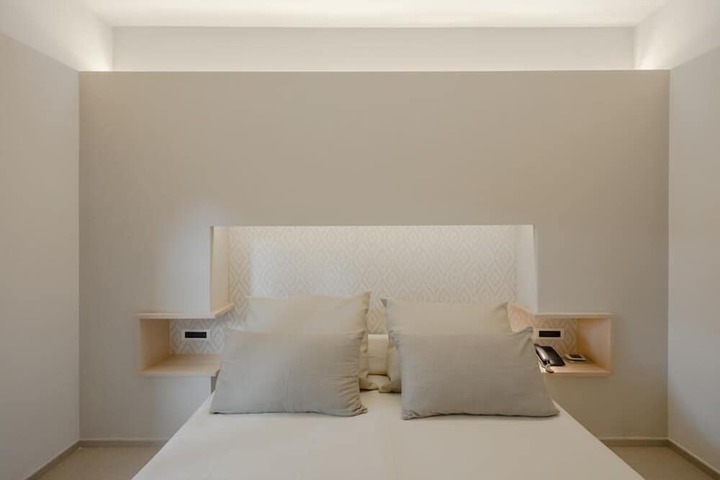 Room 13 of 166