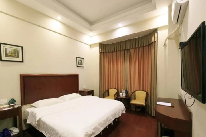 Room 7 of 9