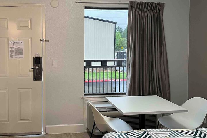 Room 4 of 16