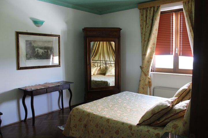 Room 3 of 20