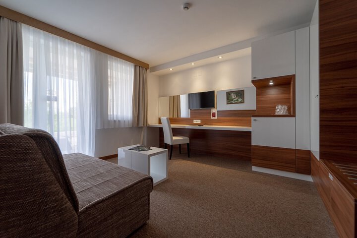 Room 13 of 93