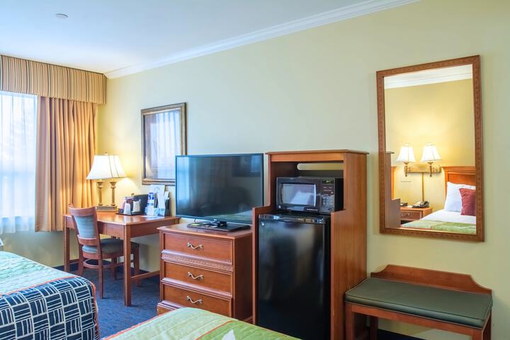 1 King Bed (3 of 4)