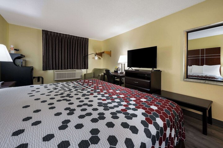 1 King Bed (1 of 11)
