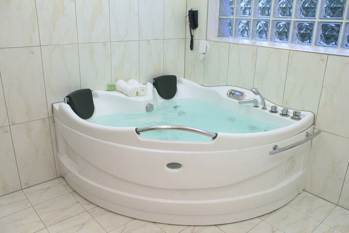 Jetted tub