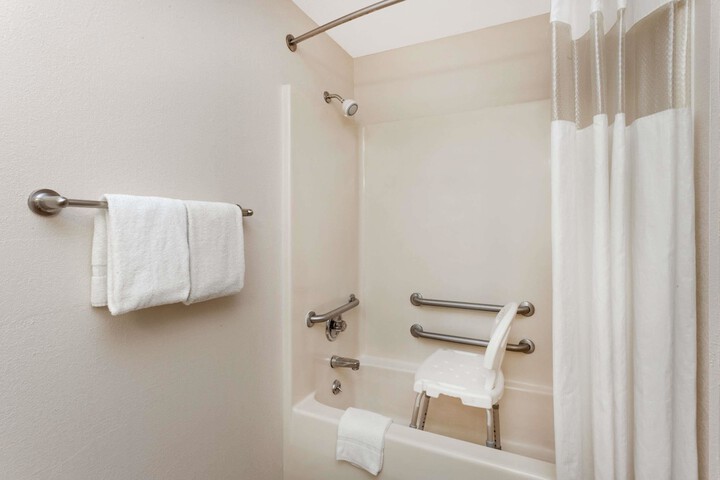 1 Queen Bed Mobility Accessible Bathtub with Grab Bars (10 of 11)