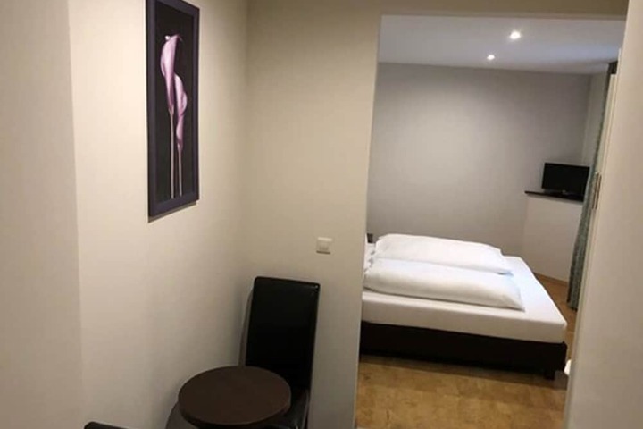 Room 12 of 28