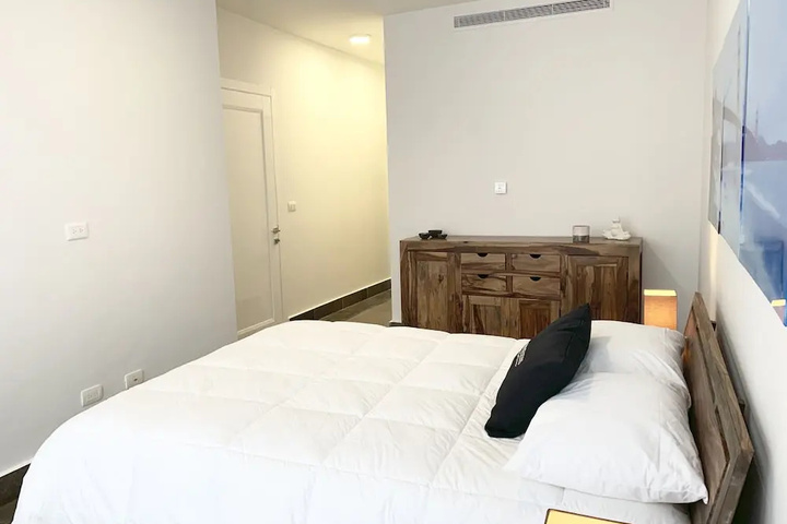 Room 4 of 11