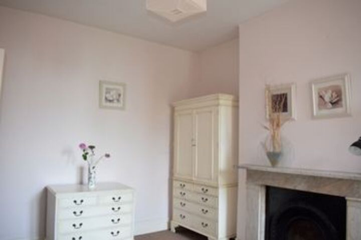 Room 4 of 18