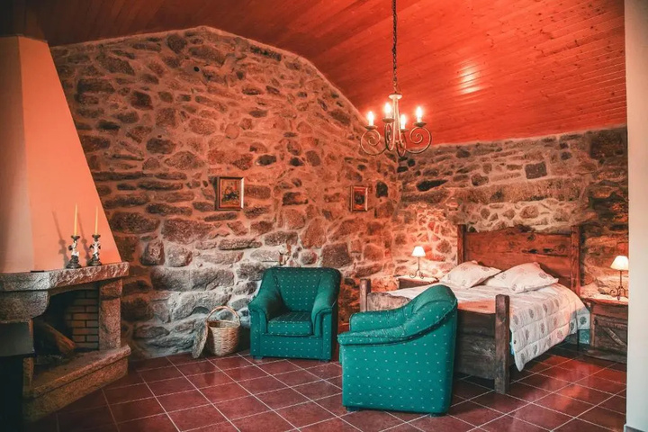 Room 9 of 18