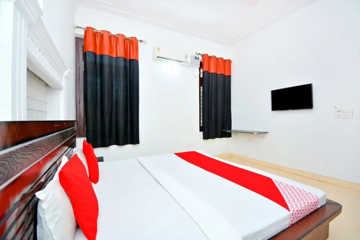 Room 6 of 16