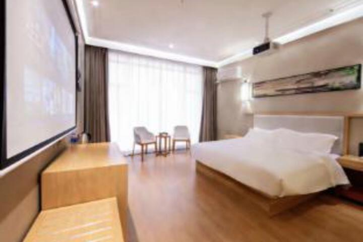 Room 7 of 8