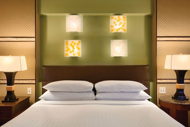1 King Bed (18 of 19)