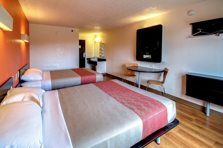 1 Queen Bed Mobility Accessible Tub (4 of 16)