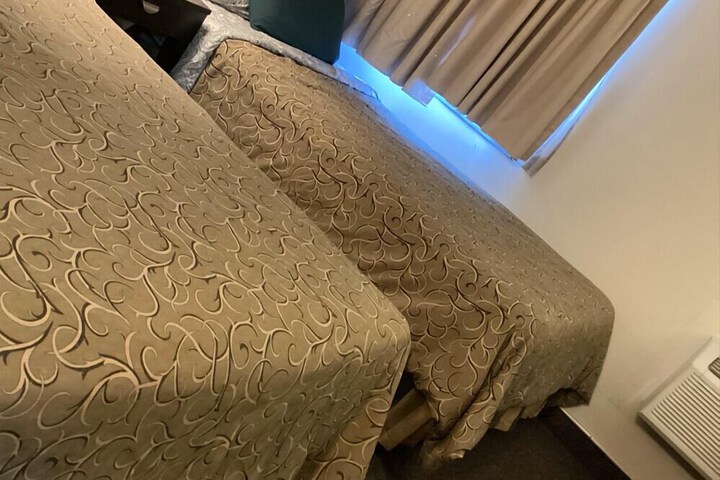 Room 6 of 9