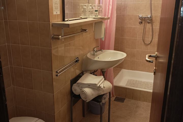Room 3 of 31