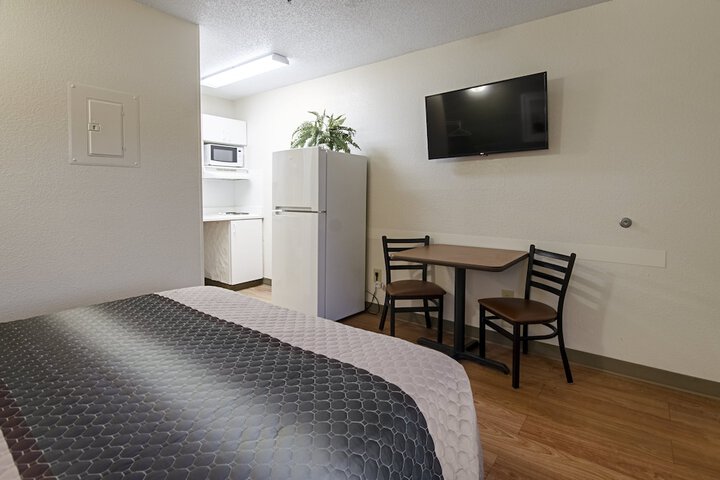 1 Queen Bed (4 of 4)