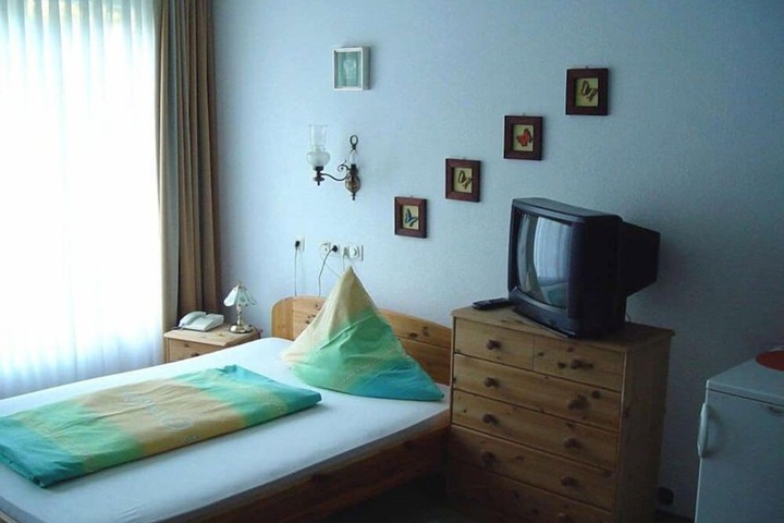 Room 5 of 16