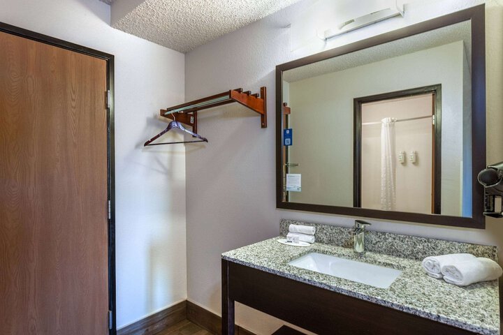 1 King Bed (7 of 10)