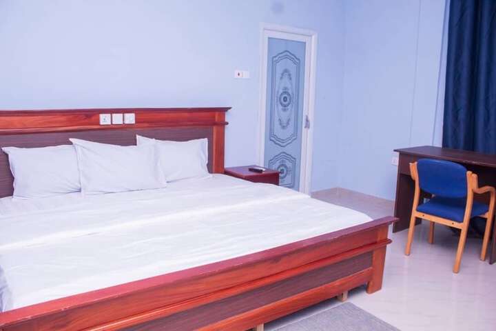 Room 9 of 16