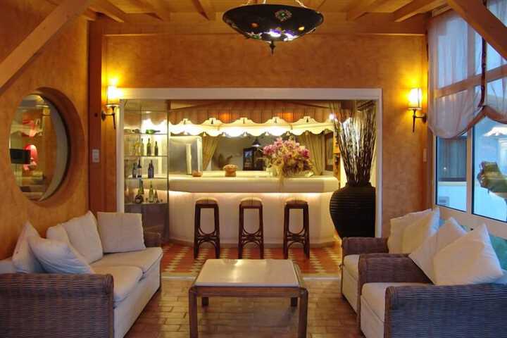 Lounge 32 of 39