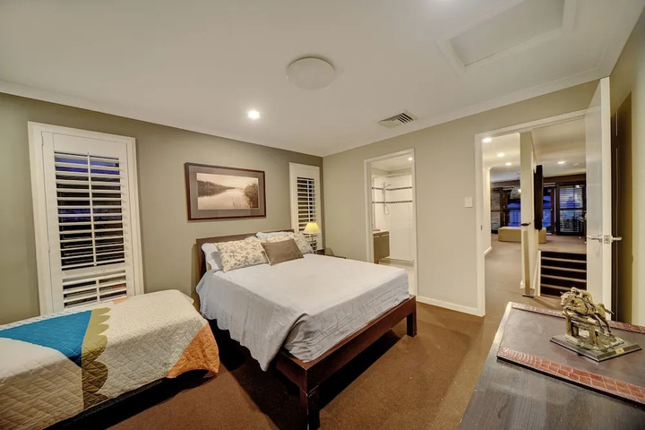 Room 6 of 28