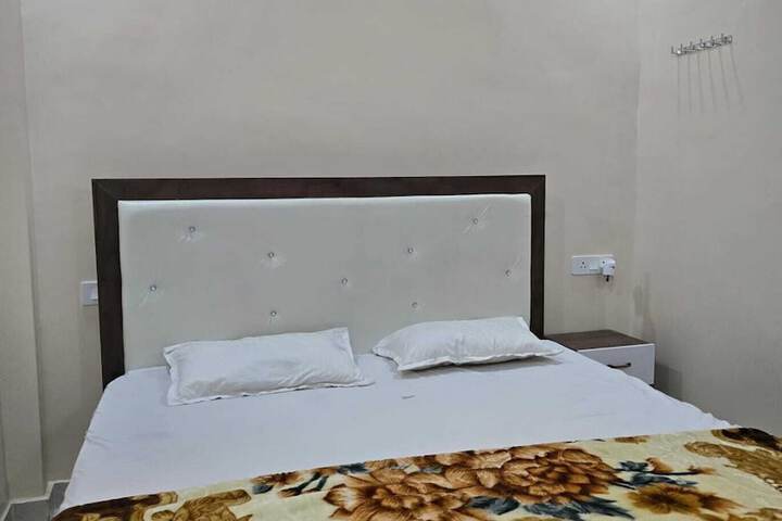 Room 12 of 37