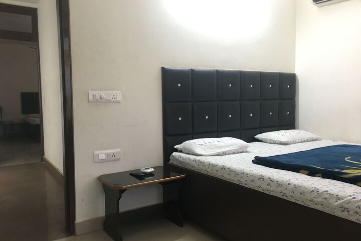 Room 4 of 27