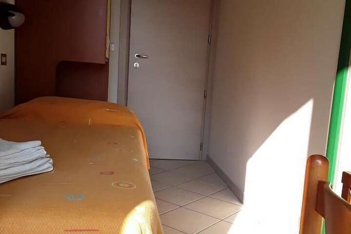 Room 13 of 32