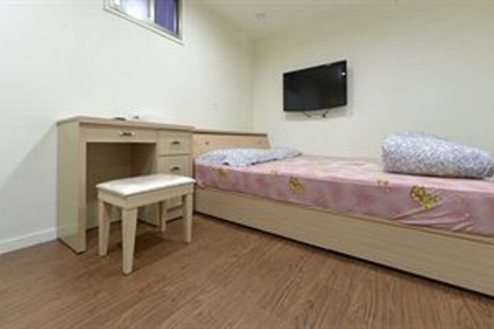 Room 9 of 21